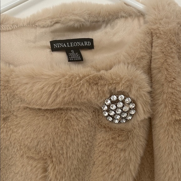 Tan Faux Fur Cape with Brooch - Picture 2 of 4